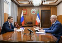 Валентин Коновалов и Анатолий Бутенко. Фото пресс-службы главы РХ