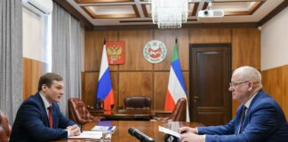 Валентин Коновалов и Анатолий Бутенко. Фото пресс-службы главы РХ