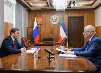 Валентин Коновалов и Анатолий Бутенко. Фото пресс-службы главы РХ