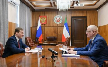 Валентин Коновалов и Анатолий Бутенко. Фото пресс-службы главы РХ