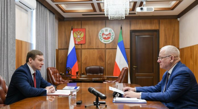 Валентин Коновалов и Анатолий Бутенко. Фото пресс-службы главы РХ