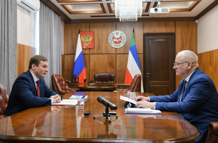 Валентин Коновалов и Анатолий Бутенко. Фото пресс-службы главы РХ