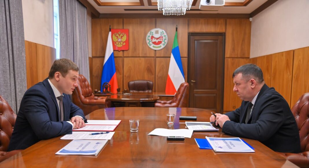 Валентин Коновалов и Виталий Пестриков. Фото пресс-службы главы РХ Валентин Коновалов и Виталий Пестриков. Фото пресс-службы главы РХ