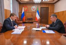 Министр строительства Хакасии доложил об итогах работы ведомства в 2025 году Валентин Коновалов и Виталий Пестриков. Фото пресс-службы главы РХ