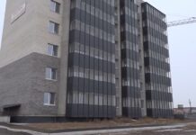 Глава Черногорска вручила ключи от новых квартир трем сиротам