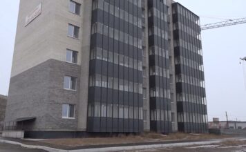 Глава Черногорска вручила ключи от новых квартир трем сиротам