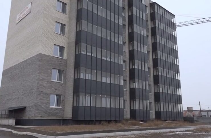 Глава Черногорска вручила ключи от новых квартир трем сиротам