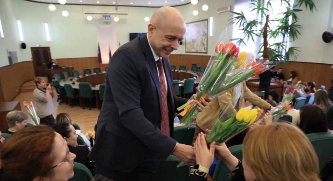 Сергей Сокол с цветами. Фото из телеграм-канала Сергея Сокола