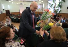 Сергей Сокол с цветами. Фото из телеграм-канала Сергея Сокола