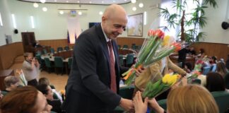 Сергей Сокол с цветами. Фото из телеграм-канала Сергея Сокола