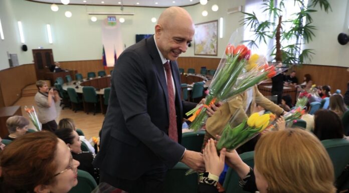 Сергей Сокол с цветами. Фото из телеграм-канала Сергея Сокола