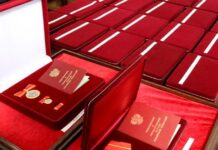 Четыре жителя Хакасии получили госнаграды за воспитание детей Фото пресс-службы полпреда президента в СФО