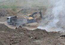 Остатки очага пожара на Черногорском полигоне засыпают грунтом Фото из телеграм-канала Дмитрия Бученика