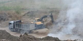 Остатки очага пожара на Черногорском полигоне засыпают грунтом Фото из телеграм-канала Дмитрия Бученика