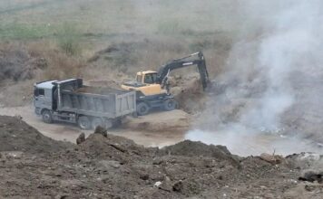 Остатки очага пожара на Черногорском полигоне засыпают грунтом Фото из телеграм-канала Дмитрия Бученика