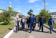 Прокурору и советнику Уполномоченного по правам человека в Хакасии показали, как живут заключенные Фото предоставлено пресс-службой УФСИН по РХ