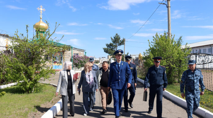 Прокурору и советнику Уполномоченного по правам человека в Хакасии показали, как живут заключенные Фото предоставлено пресс-службой УФСИН по РХ