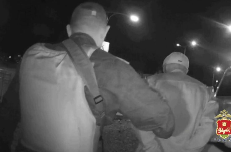 В Абакане задержали мужчину, демонстрировавшего пистолет в алкомаркете Кадр съемки МВД