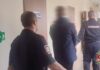В Сорске задержали двоих молодых людей, расклеивающих рекламу наркомагазина Кадр съемки МВД