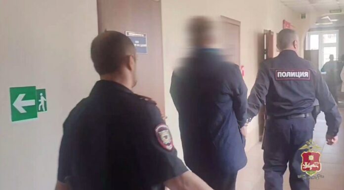 В Сорске задержали двоих молодых людей, расклеивающих рекламу наркомагазина Кадр съемки МВД