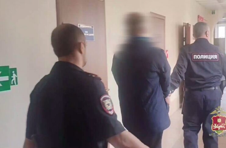 В Сорске задержали двоих молодых людей, расклеивающих рекламу наркомагазина Кадр съемки МВД
