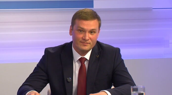 «Доброжелатели» вновь отправляют Валентина Коновалова в отставку Валентин Коновалов. Кадр съемки РТС