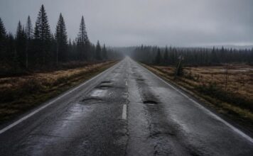 Почему от Хакасии дорога серою лентой не вьётся: что мешает дорогу Абакан-Ортон-Таштагол превратить в региональный прорыв Дорога. Изображение нейросети