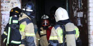 В Абакане пожарные спасли 21 человека при пожаре в многоквартирном доме Фото МЧС