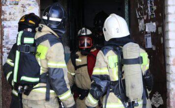 В Абакане пожарные спасли 21 человека при пожаре в многоквартирном доме Фото МЧС