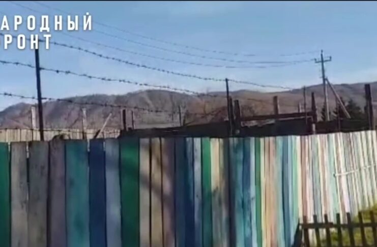 Народный фронт Хакасии обратился в прокуратуру из-за колючей проволоки в детском саду Фото со страницы Народного фронта РХ