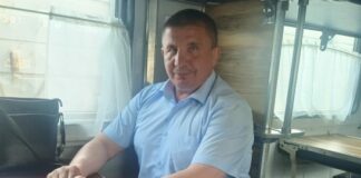 «Наш парень»: почему Олег Иванов заслужил звание народного депутата Хакасии Олег Иванов в поезде. Фото со страницы в ОК