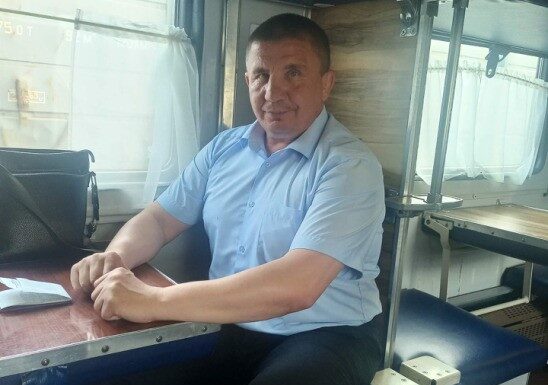 «Наш парень»: почему Олег Иванов заслужил звание народного депутата Хакасии Олег Иванов в поезде. Фото со страницы в ОК