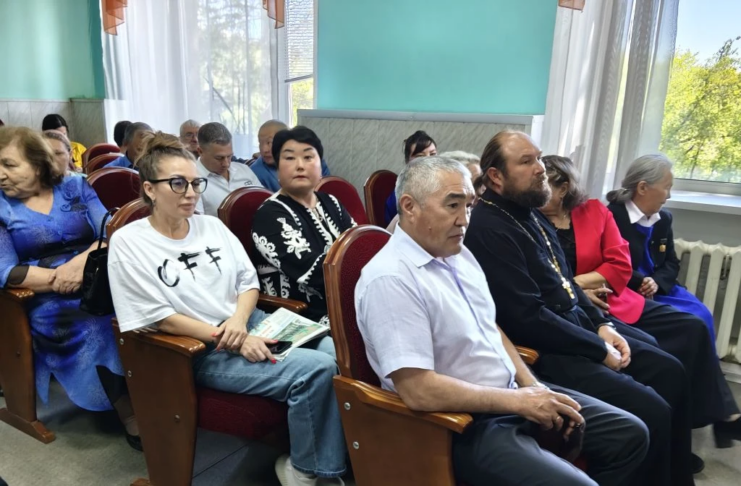 Наша главная партия — наша республика: в Таштыпском районе депутаты отчитались перед народом Граждане в Таштыпском районе. Фото pulse19.ru