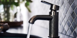 В Черногорске начинают возвращать горячую воду в дома Кран