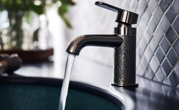 В Черногорске начинают возвращать горячую воду в дома Кран