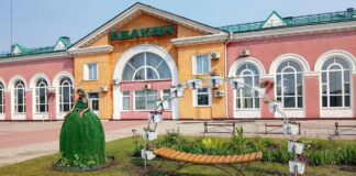 «Мать Природа» на перроне: железнодорожный вокзал Абакана украсили уникальной цветочной скульптурой Изображение из телеграм-канала КрасЖД сегодня