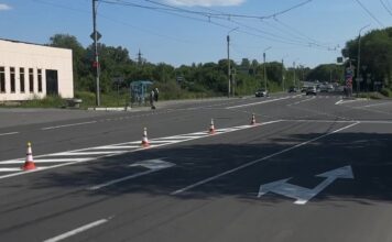 В Абакане в районе Коммунального моста изменилась дорожная разметка Кадр съемки ГАИ