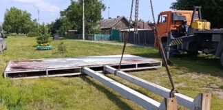 Демонтаж баннера. Фото Усть-Абаканского Поссовета