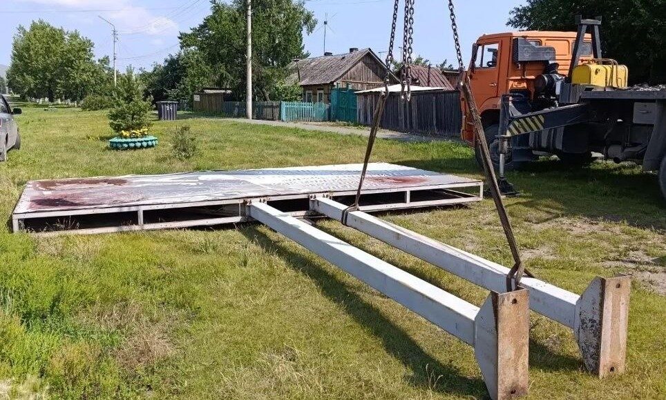 Демонтаж баннера. Фото Усть-Абаканского Поссовета Демонтаж баннера. Фото Усть-Абаканского Поссовета