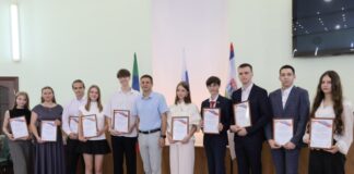 Абаканским выпускникам вручили премии за высший балл на ЕГЭ Фото: Абакан.рф