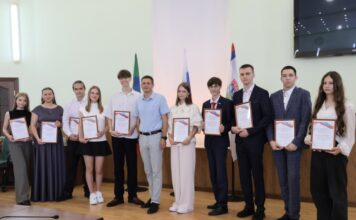 Абаканским выпускникам вручили премии за высший балл на ЕГЭ Фото: Абакан.рф