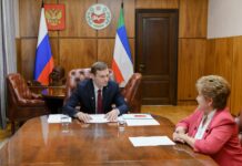 Глава Хакасии и глава Усть-Абакана рассмотрели планы по развитию посёлка Фото из телеграм-канала Валентина Коновалова