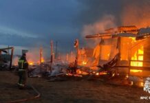 Сгорел корпус базы отдыха на озере Сватиково Фото МЧС
