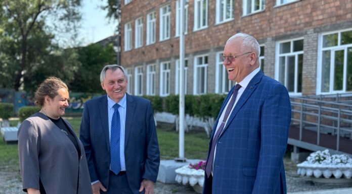 Депутат Госдумы Шульгинов посетил Черногорск Елена Гопина, Николай Шульгинов, Анатолий Бутенко. Фото со страницы главы Черногорска