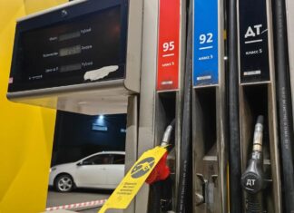 Как сегодня заправить автомобиль и при этом не свихнуться, не озвереть и не умереть Бензин. Заправка на АЗС. Фото канала Сибирский лебедь