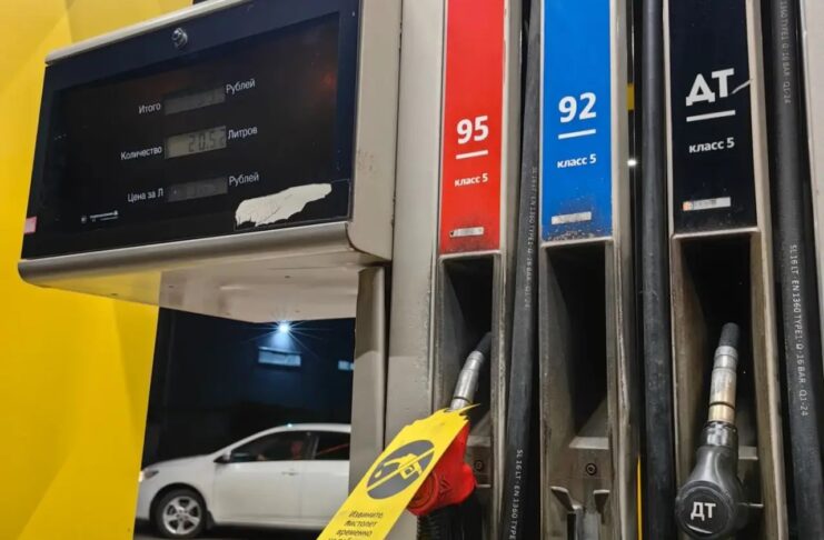 Как сегодня заправить автомобиль и при этом не свихнуться, не озвереть и не умереть Бензин. Заправка на АЗС. Фото канала Сибирский лебедь