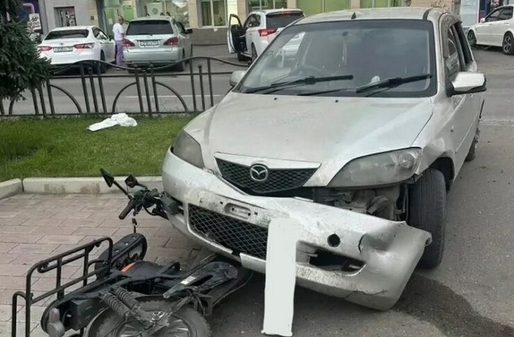 Подросток на электровелосипеде попал под машину в Черногорске Фото Госавтоинспекции