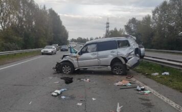 Четыре человека пострадали при столкновении автомобиля с ограждением в Абакане Фото Госавтоинспекции