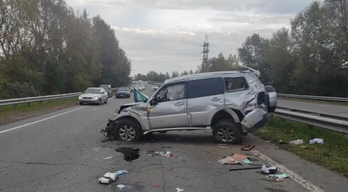 Четыре человека пострадали при столкновении автомобиля с ограждением в Абакане Фото Госавтоинспекции