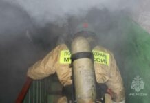 Восемь человек эвакуировали пожарные из пятиэтажки в Абакане Фото МЧС